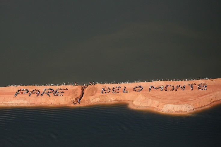 Протест против строительства ГЭС Бело Монте на реке Шингу в Бразилии. Вскоре после того как экологические активисты сделали эту фотографию, они прорыли траншею через временную плотину, "освободив" реку и позволив ей течь по ее естественному руслу.
