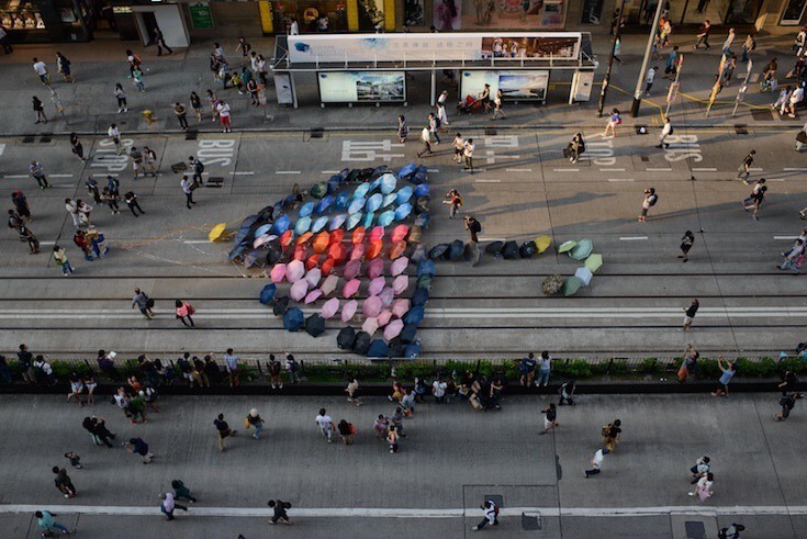 Осенью 2014 г. в Гонконге в течение 79 дней оживленные городские улицы были оккупированы протестными демонстрациями студенческого движения "Революция зонтиков".