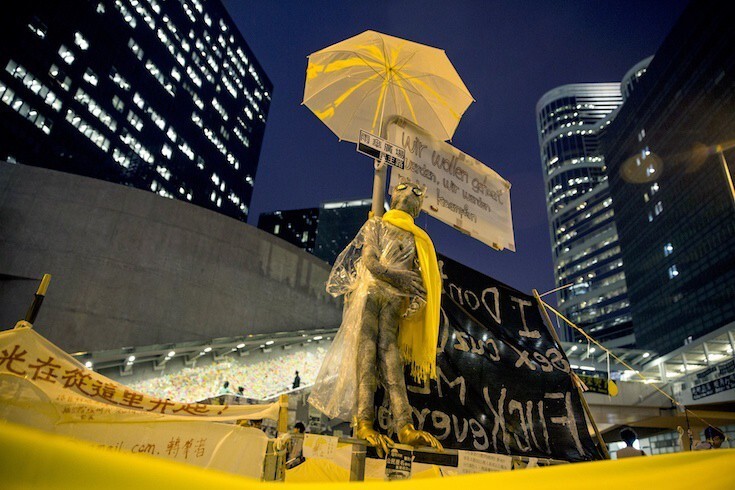 Революция зонтиков. Художественная инсталляция в лагере демонстрантов.