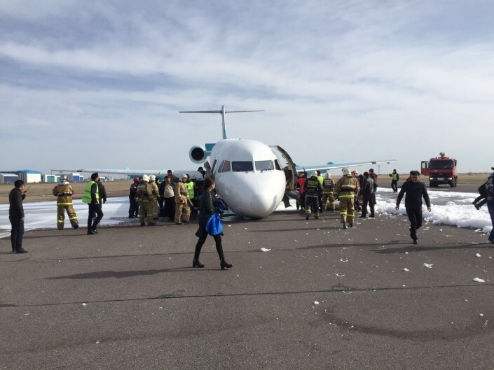  В Казахстане самолет со 116 пассажирами посадили без передних шасси - буквально на нос