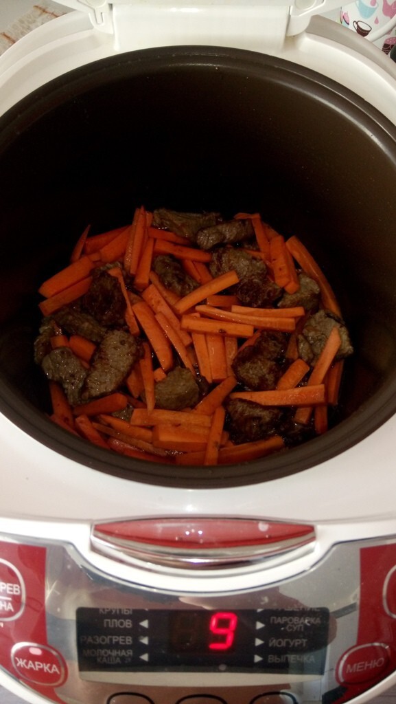 Кладём морковь, обжариваем.