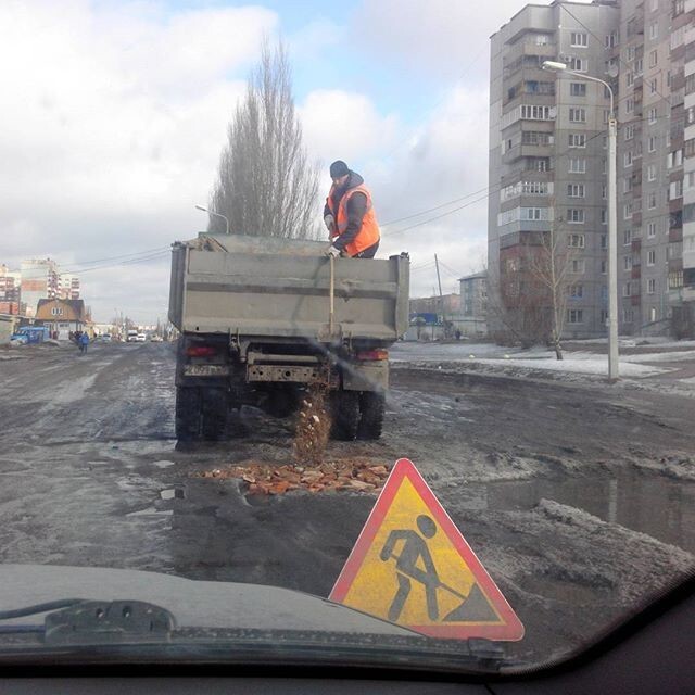 Но чтобы вы не подумали, что мы тут наговариваем на городские власти, они стараются, всеми силами ремонтируют дороги. Вот, как это выглядит.