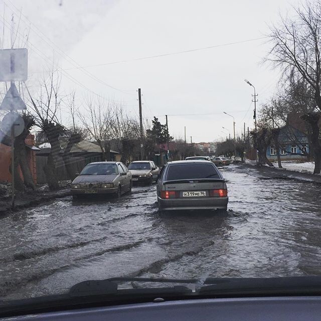 Омские дороги выглядят так, как будто там закончилась не зима, а война