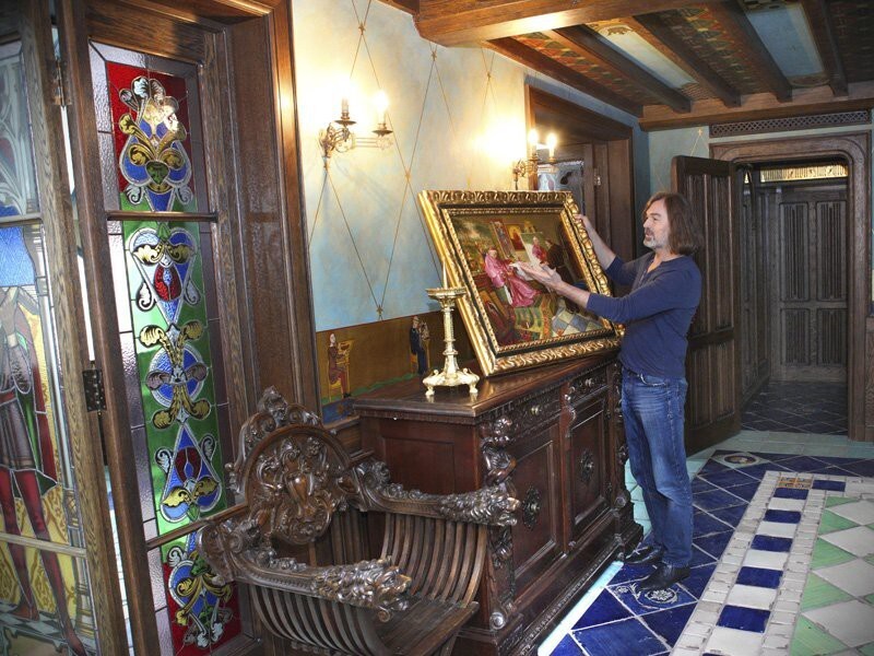 15 залов в духе средневековья: музейный колорит квартиры Никаса Сафронова