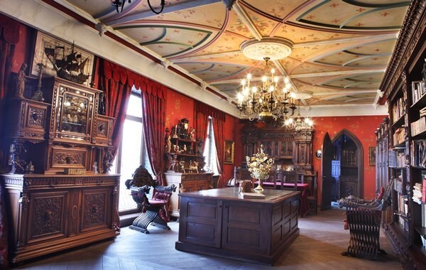 15 залов в духе средневековья: музейный колорит квартиры Никаса Сафронова