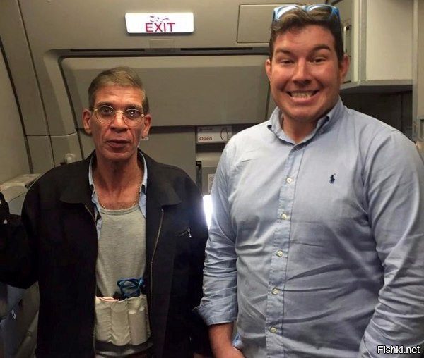 Пассажир захваченного самолёта EgyptAir, сделал фото на память с угонщиком