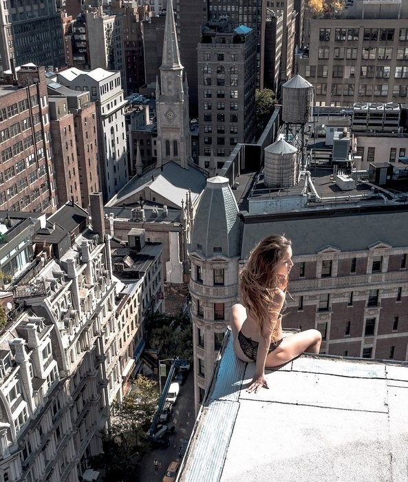 Фото, от которых у вас сведет живот: красотки позируют на краю крыши небоскреба