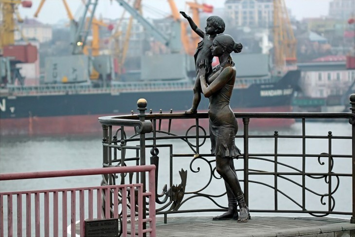 Памятник жене моряка