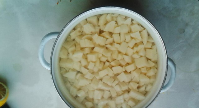 Готовим картошку (чистим, режем кубиками), высыпаем (осторожно!) к капусте. Сразу с капустой не засыпаю так как картошка останется жесткой. 