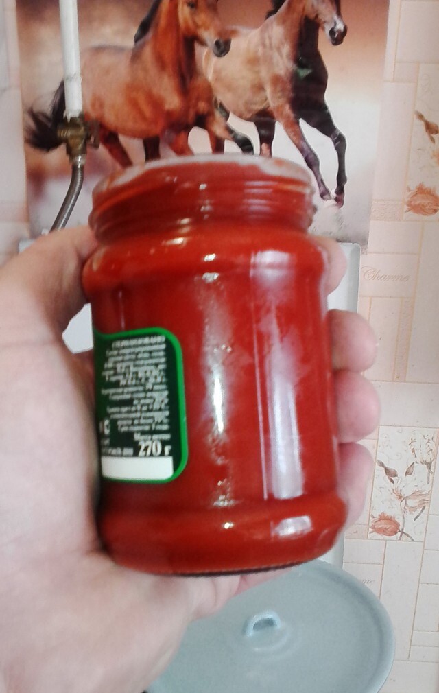 Разводим две ложки томатной пасты в ХОЛОДНОЙ воде, выливаем в кастрюлю. 