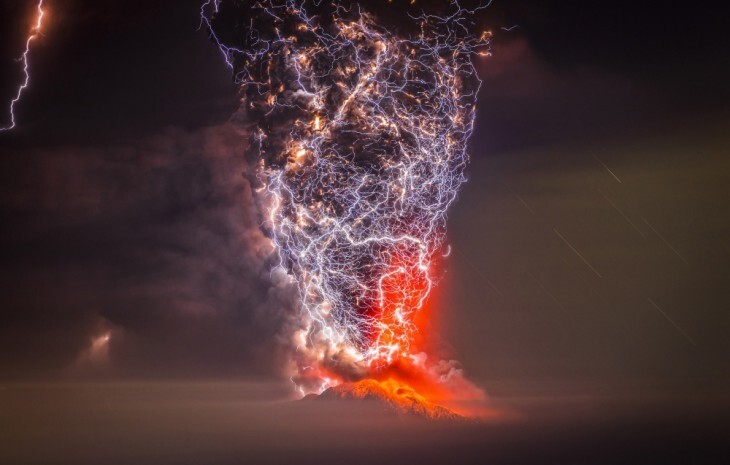 Молния над извергающимся вулканом, Чили