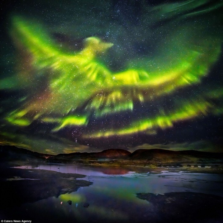 Северное сияние, формой напоминающее феникса, Исландия