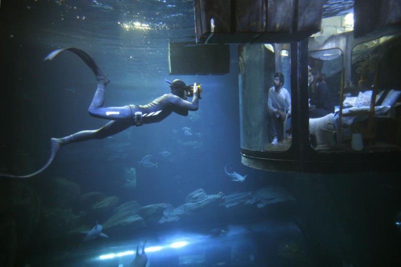 В Париже открылась первая подводная спальня