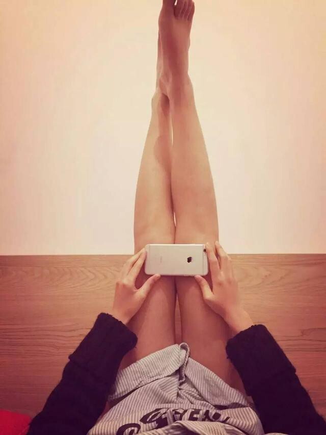 Китаянки доказывают стройность ног, прикладывая айфон к коленям