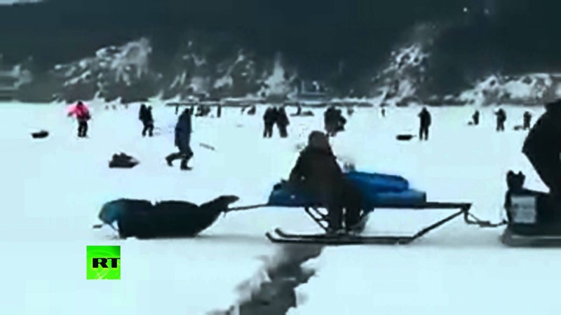 Огромный кусок льда с людьми откололся во время рыбалки на Сахалине 