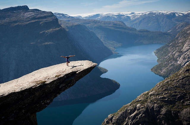 Немного йоги над норвежским ущельем