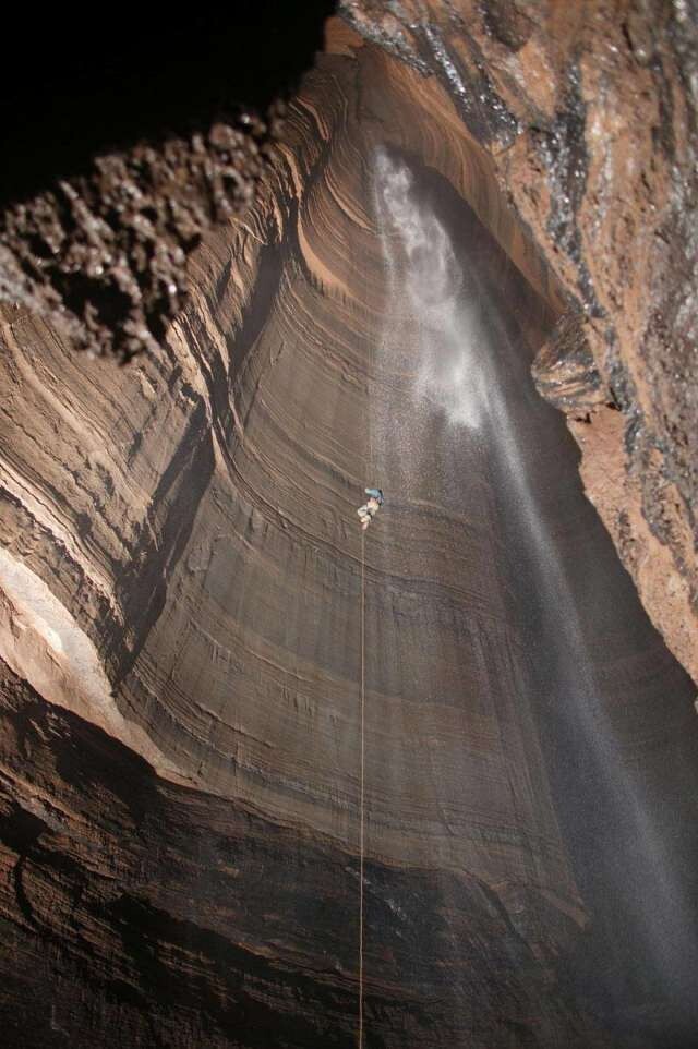Спуск в пещеру в Мексике