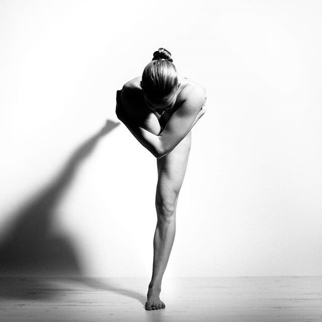 Обнажённая йога – фотографии, которые вдохновляют заняться своим телом
