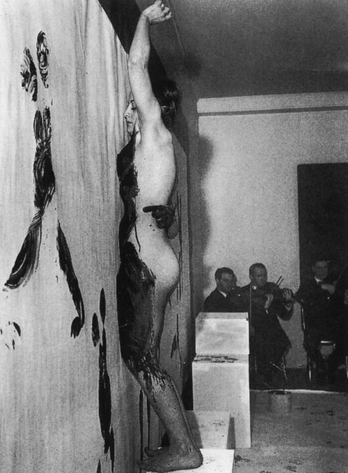 Бодиарт Ива Кляйна, пожалуй, самого известного в этом жанре со своей серией картин "Anthropometries"