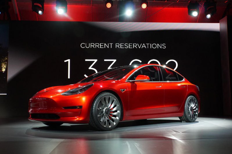 Tesla представила бюджетный электромобиль Model 3