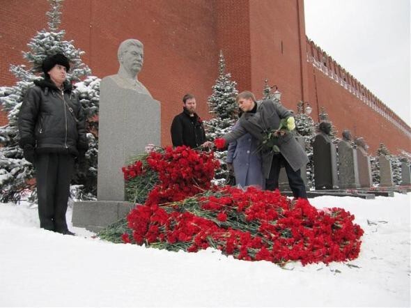 7. Почему памятник на могиле Сталина установили спустя 10 лет?