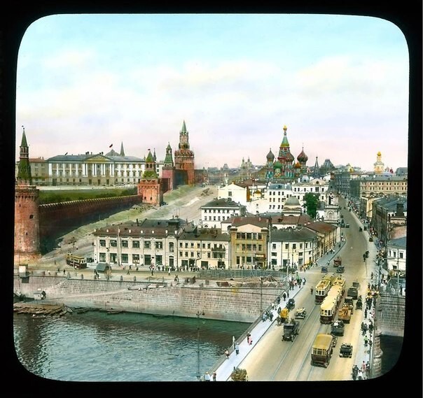 Вид на Москворецкую улицу и Васильевский спуск от Большого Москворецкого моста. Москва