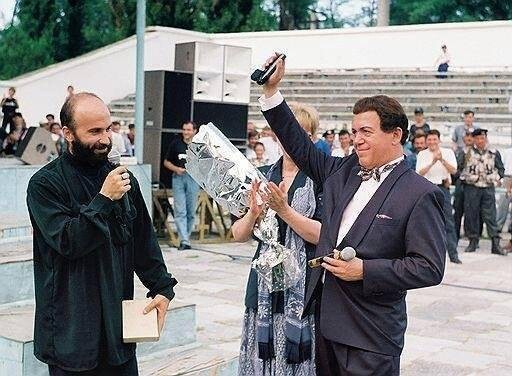 Шамиль Басаев вручает именной Токарев Иосифу Кобзону "За поддержку ЧРИ", Грозный лето 1997.