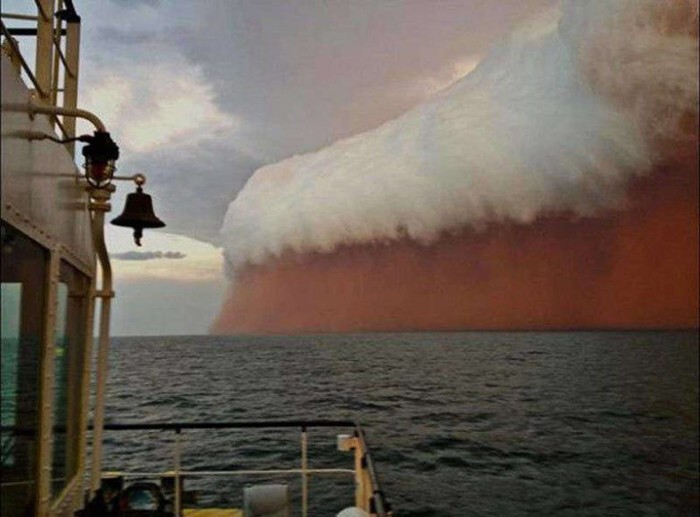 Пылевая буря над океаном у берегов Австралии.