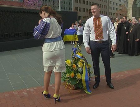 Журналисты высмеяли безвкусные желто-голубые туфли украинки, встречавшей Порошенко в США  