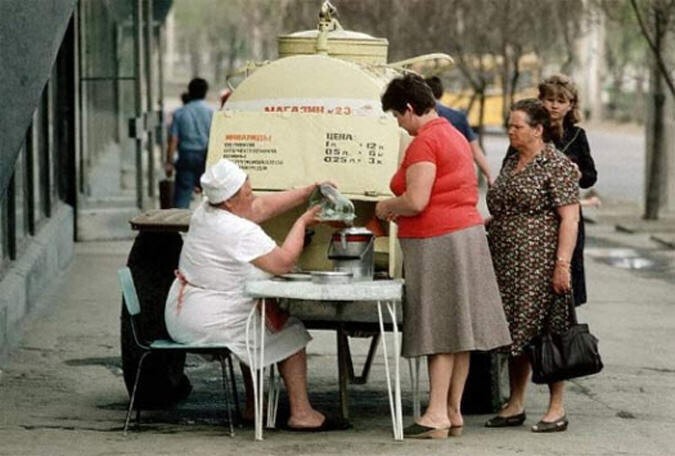 Русские женщины вместо традиционной водки пьют русский напиток кувасу (クワス), приготовляемый на воде из хлеба с солодом. Этот самый кувасу, напоминающий корейское 焼酎, продаётся в бочках прямо на улицах.