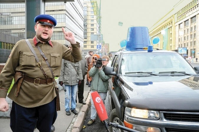 Русская полиция ведёт себя очень строго, постоянно делает замечания и никогда не улыбается.