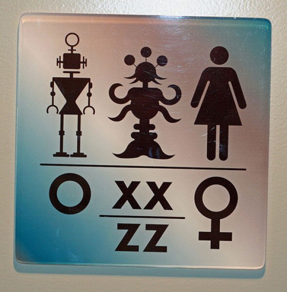 Веселые знаки на общественных туалетах