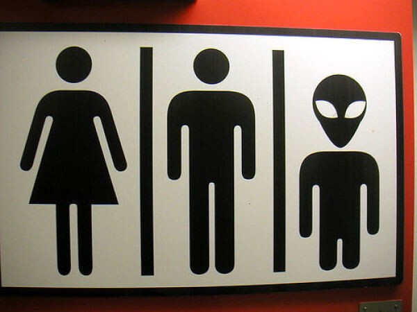 Веселые знаки на общественных туалетах