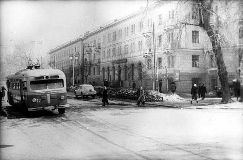 1955. Корецкая, вновь выстроенный жилой дом железнодорожников на углу Калинина и Фурманова