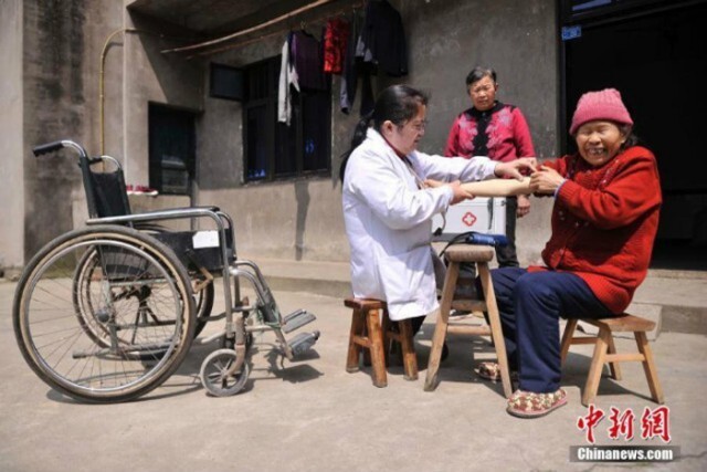  Девушка без ног сносила 30 стульев за 15 лет, работая сельским врачом
