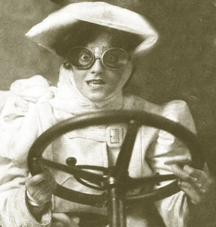 Женщина за рулём, 1900-е.