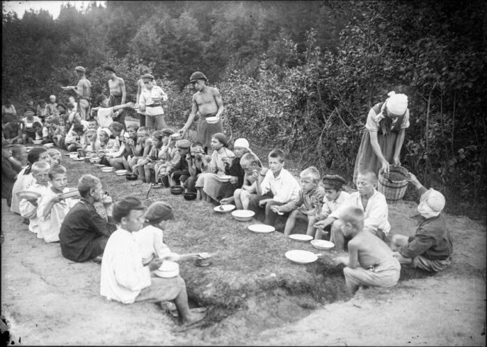 1923. Обед в летнем пионерском лагере.