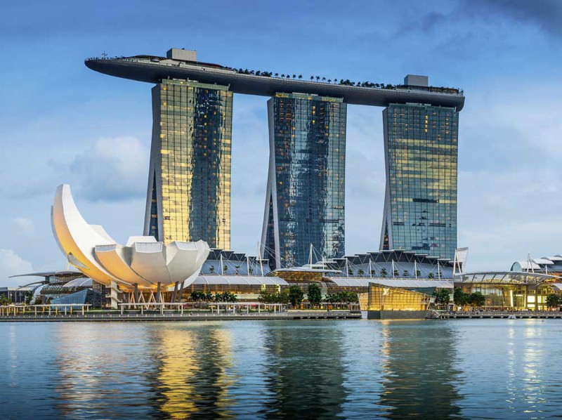 Отель Marina Bay Sands (в «лодке» наверху размером с четыре футбольных поля — бассейн, рестораны, видовые площадки) 