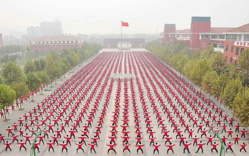1.  Бесчисленное количество студентов на спортивной площадке средней школы, провинция Хэнань, 18 октября 2015.
