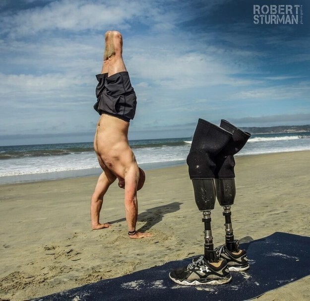 Лишившись обеих ног, ветеран иракской войны стал успешным инструктором по йоге 