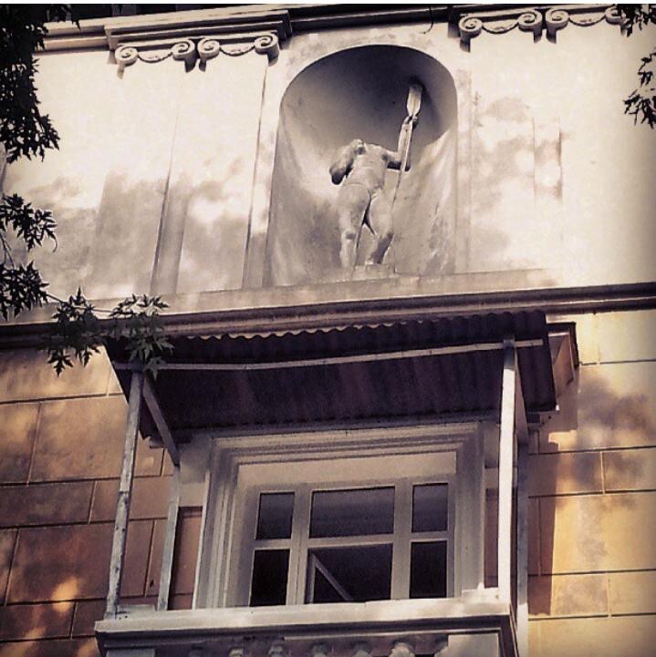 Алматинский сталинский ампир. Аполлон+мужик с веслом+всадник без головы=Аполлон с веслом без головы