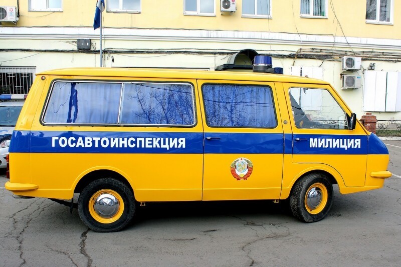 В Иркутске полицейские отреставрировали милицейский РАФ