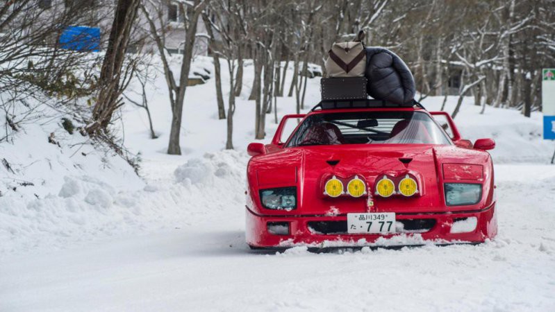 Дрифт по снегу на Ferrari F40