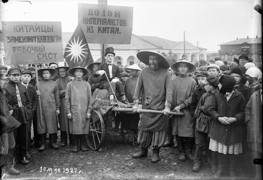Митинг по случаю празднования 1 мая, 1927 год.
