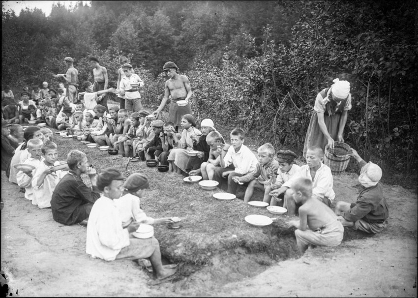 Обед на свежем воздухе в летнем пионерском лагере, 1923 год.