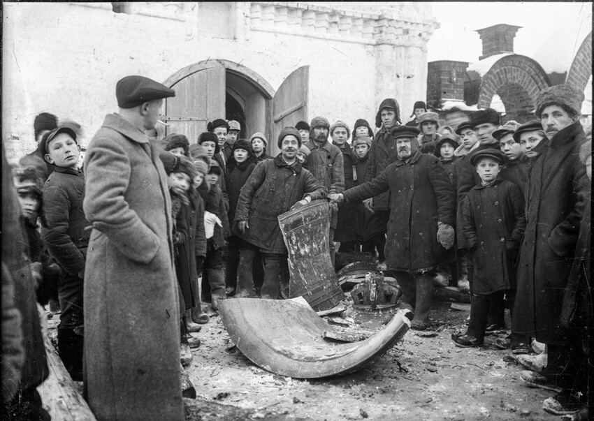 С колокольни Староторжского монастыря принародно сбрасывают колокола, 1930 год.