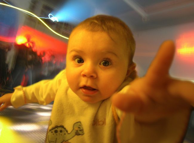 12. Если коснуться пальцем ладони младенца, то он обязательно его схватит. Это объясняется хватательным рефлексом, благодаря которому развивается моторика ребенка.  