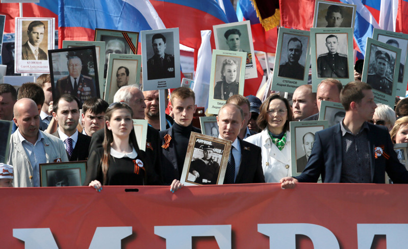  Путин призвал поддержать "Бессмертный полк"