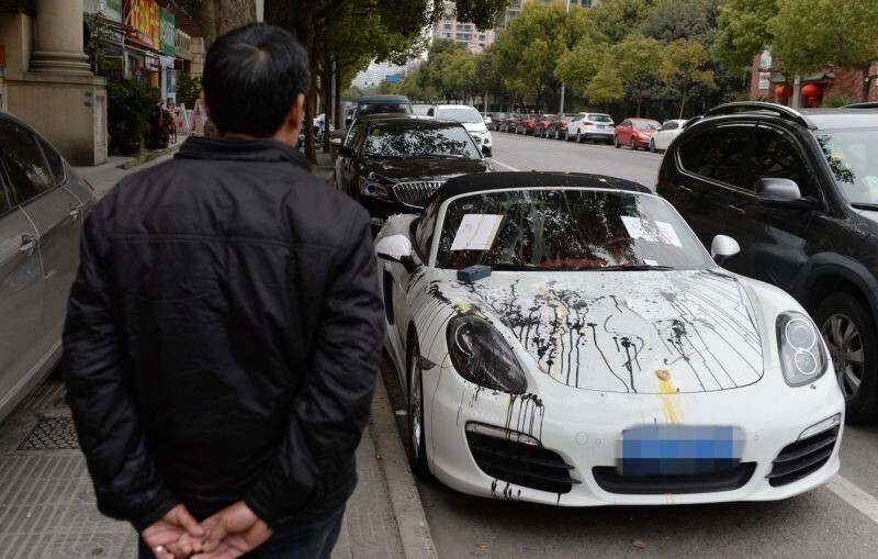 Месть шанхайцев соседу, перекрывшему своим Porsche вход в жилой комплекс 