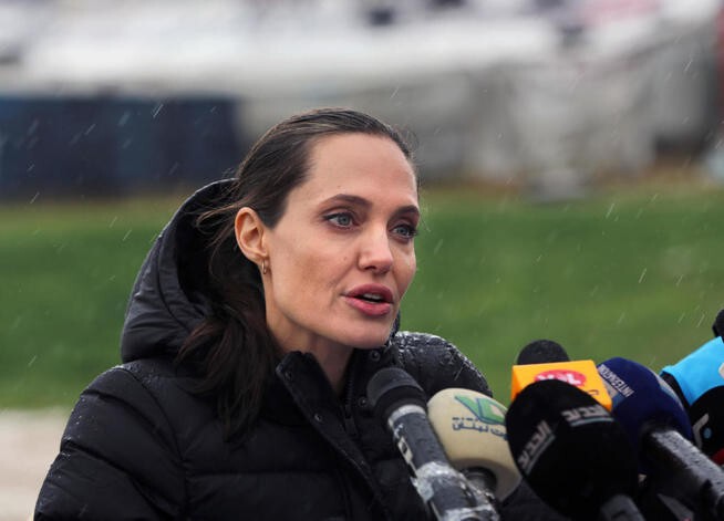 Истощенная Анджелина Джоли при смерти в больнице